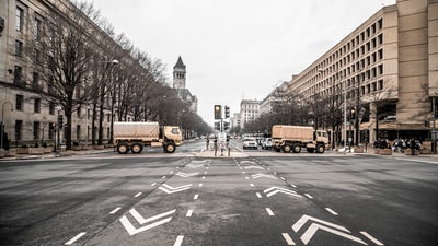 两辆卡车在布劳姆大楼附近的公路上行驶